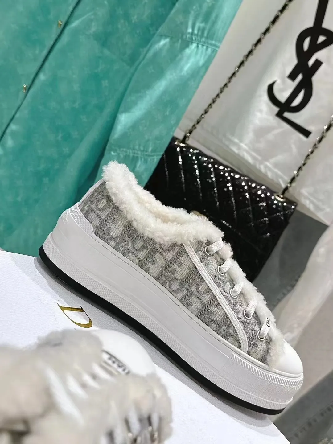 👟👟Ex-factory price 640👟👟——Dior Dior embroidered thick-soled wool casual shoes, fur shoes 𝐃𝐈𝐎𝐑 𝐖𝐚𝐥𝐤'𝐧 Dior presbyopic embroidered wool thick-soled canvas shoes, casual sports shoes, this Walk'n'Dior Thick-soled sneakers are a stylish piece that elevate the collection. Oblique printed cotton embroidered upper with comfortable platform sole, tongue and Christian Dior Paris signature laces. Can add fashionable temperament to all kinds of casual looks. Original custom-made imported Oblique printed embroidery fabric. Imported soft sheepskin lining. Original exclusive open-molded TPU material outsole. Bottom thickness 4.5CM. Size: Women's 35-41 (custom-made 41 is non-refundable)